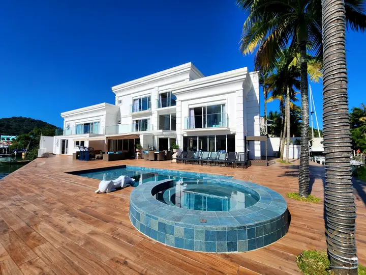 Casa triplex em condomínio à venda com 06 suítes e 06 vagas de garagem no Bairro da Barra em Balneário Camboriú.