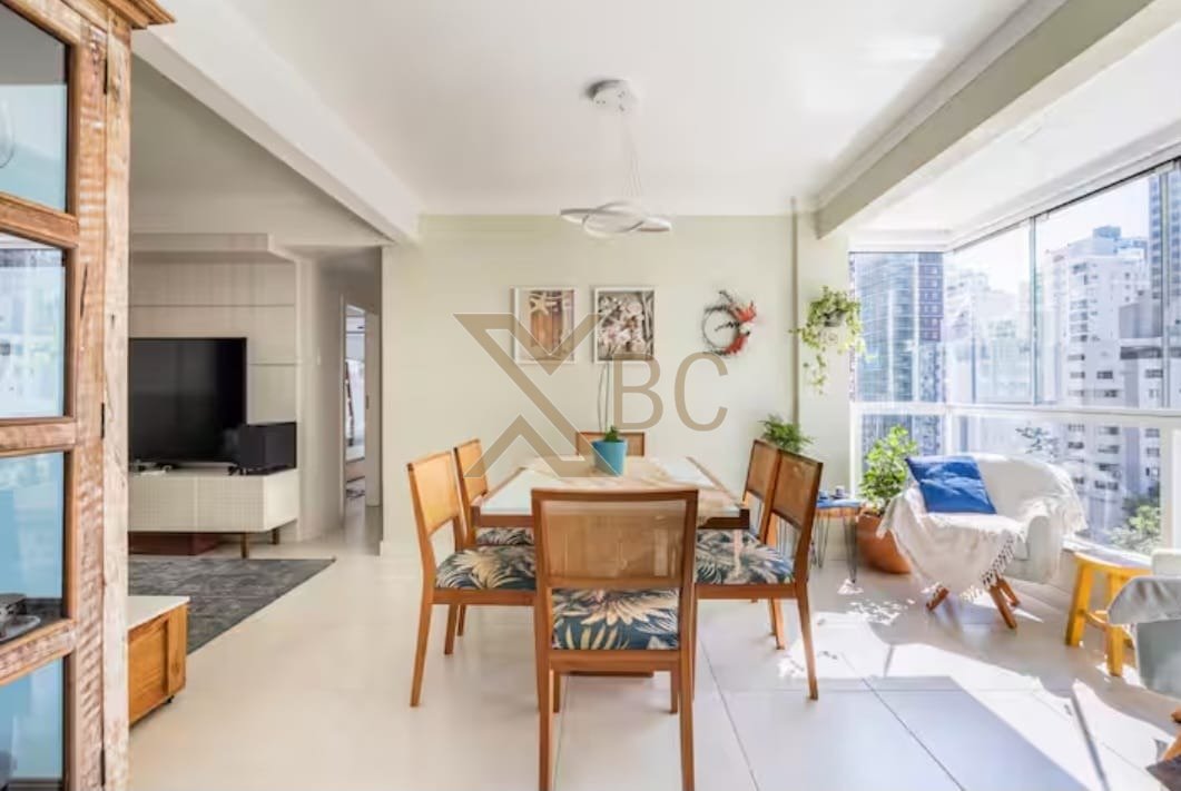Edifício Itajaçú, frente mar - Apartamento lateral com 2 dormitórios no Centro de Balneário Camboriú