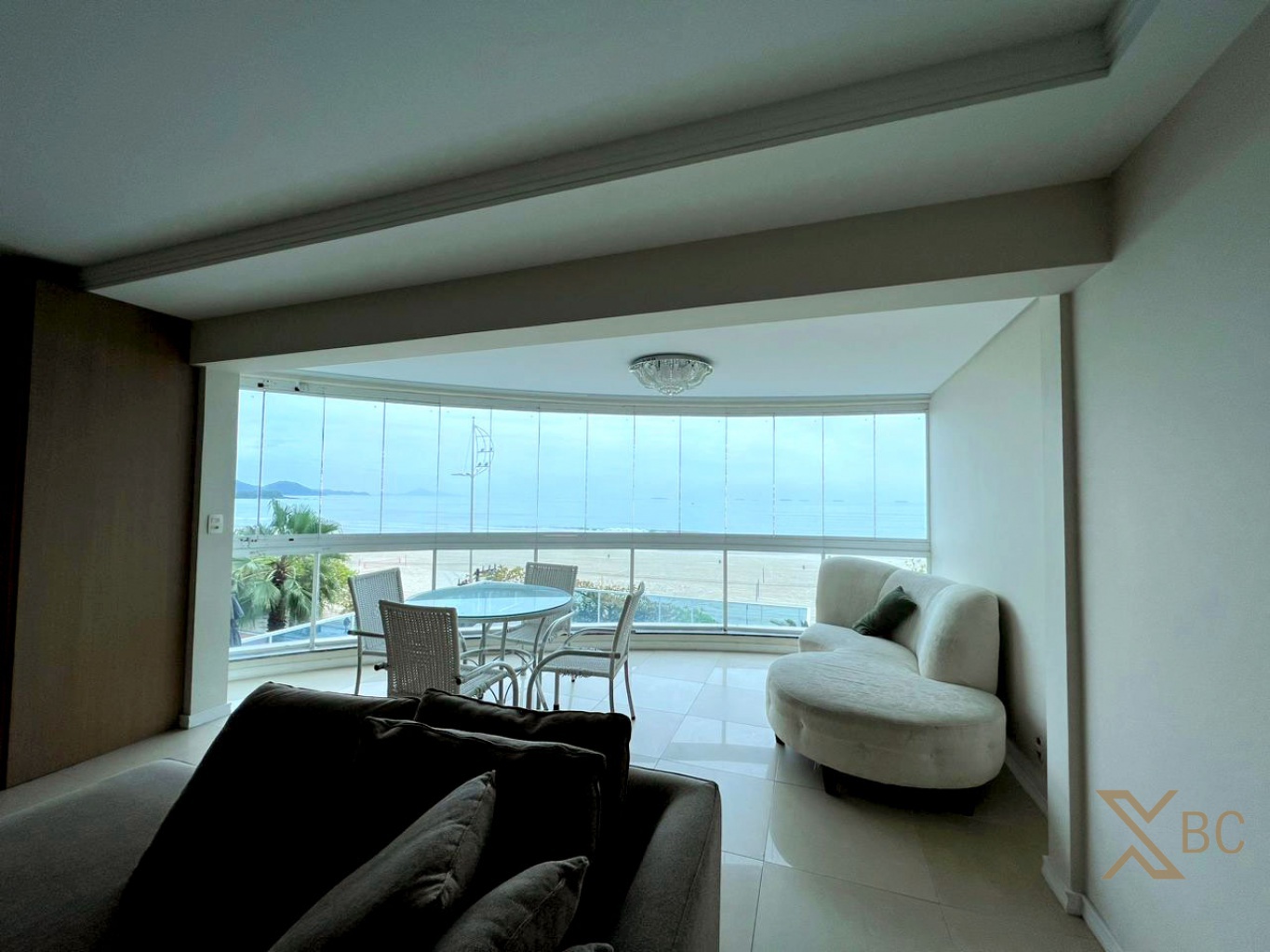 Apartamento diferenciado à venda frente mar com 03 suítes e 02 vagas de garagem no Centro Sul em Balneário Camboriú.