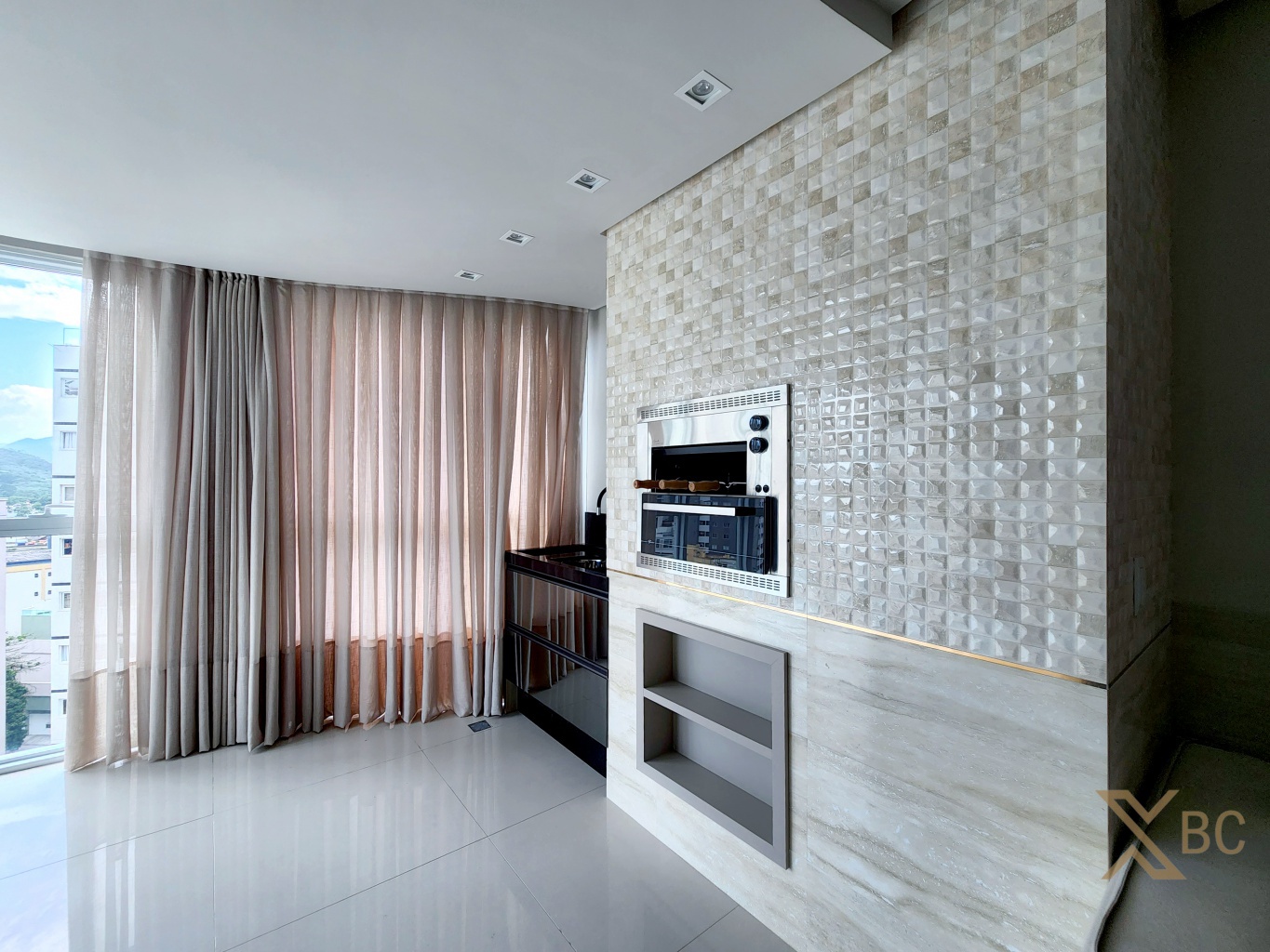 Apartamento mobiliado à venda com 03 suítes e 03 vagas de garagem na Barra Sul em Balneário Camboriú.