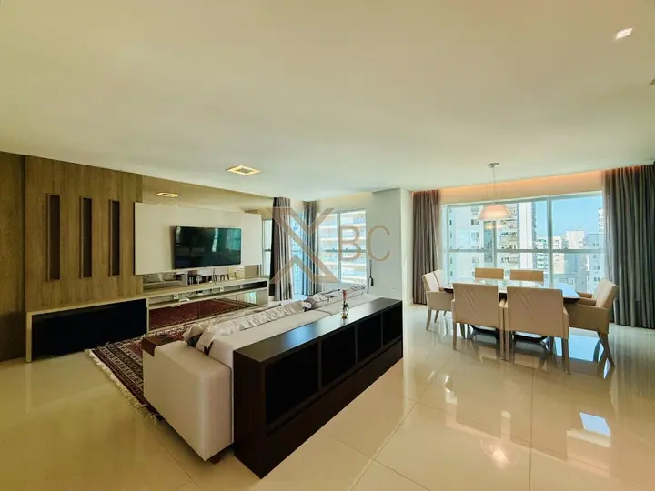 Edifício Four Seasons - Apartamento mobiliado com 4 suítes e 3 vagas no Centro de Balneário Camboriú