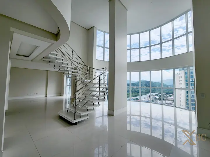 Apartamento duplex quadra mar à venda com 04 suítes e 04 vagas de garagem no Centro Sul em Balneário Camboriú.