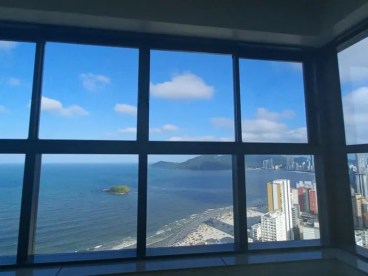 Apartamento vista mar em andar alto à venda com 04 suítes e 03 vagas de garagem no Centro de Balneário Camboriú.