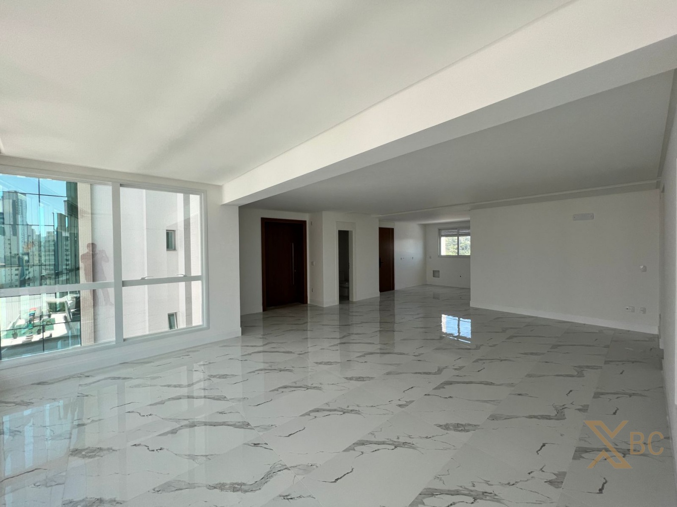 Apartamento à venda com 03 suítes e 03 vagas de garagem na Barra Sul em Balneário Camboriú.
