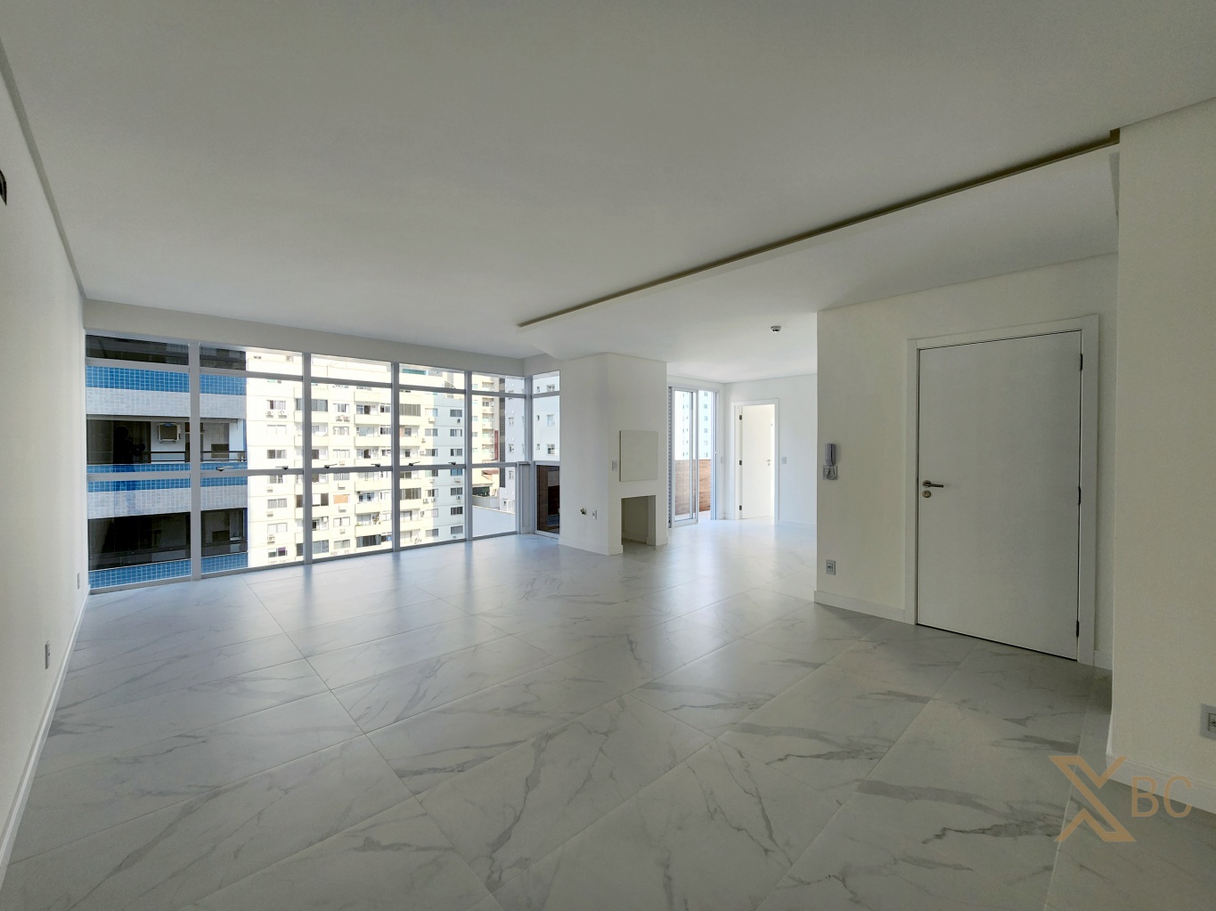 Apartamento diferenciado à venda com 03 suítes e 02 vagas de garagem no Centro de Balneário Camboriú.