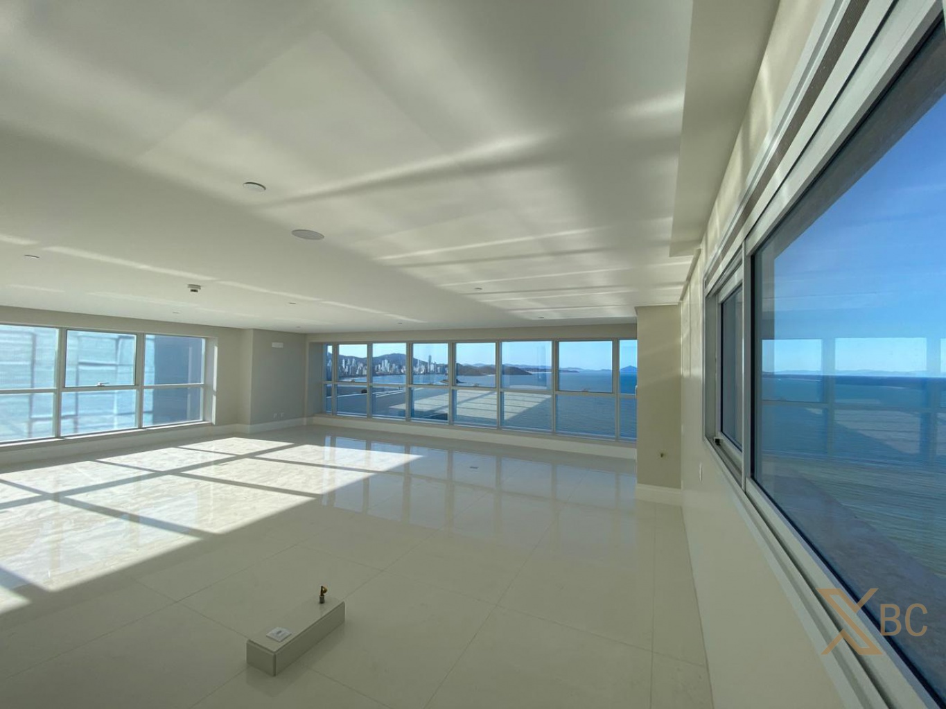 Apartamento frente mar à venda com 298m² privativos, 04 suítes e 04 vagas na Barra Sul em Balneário Camboriú.