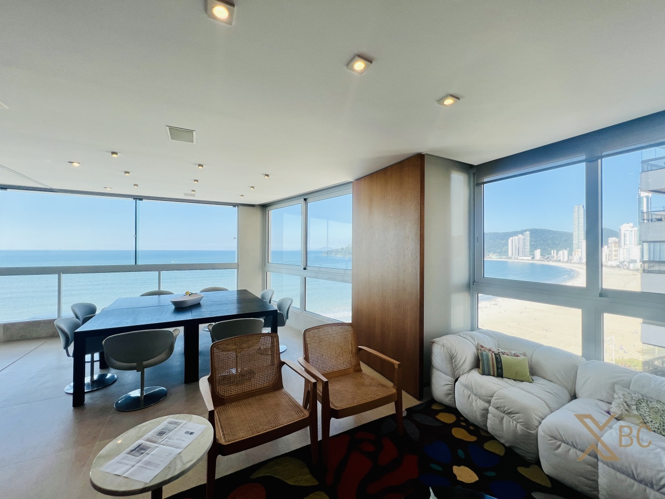 Apartamento frente mar à venda com 04 suítes e 03 vagas de garagem no Centro Sul em Balneário Camboriú.