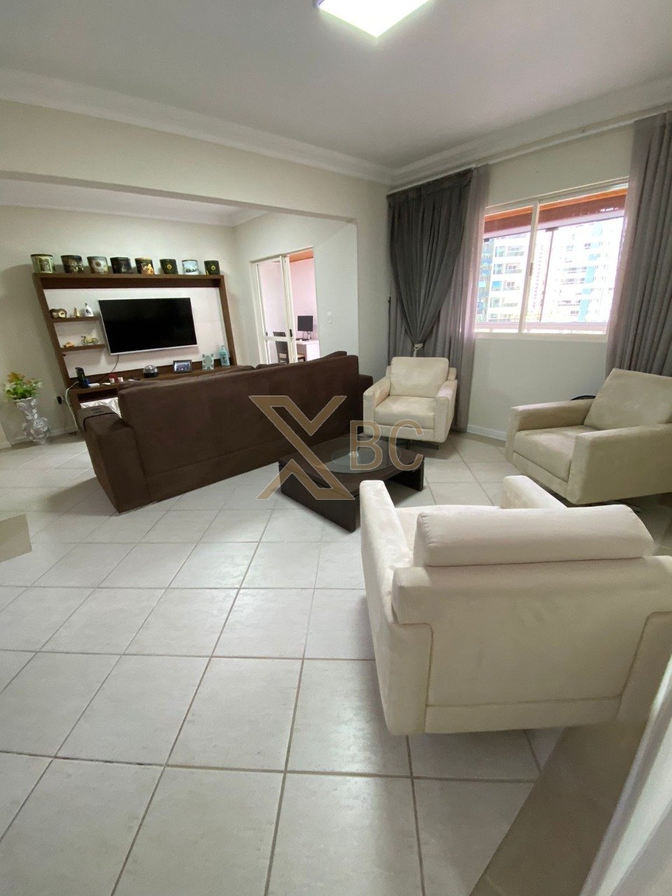Edifício Dom Maurício - Apartamento quadra mar com 3 dormitórios + dependência e 2 vagas no Centro de Balneário Camboriú