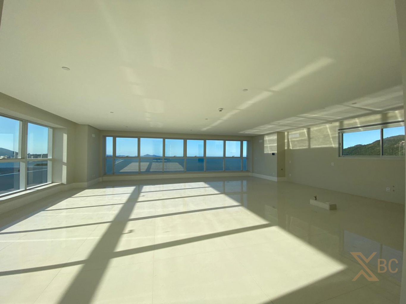 Apartamento frente mar à venda com 298m² privativos, 04 suítes e 04 vagas na Barra Sul em Balneário Camboriú.