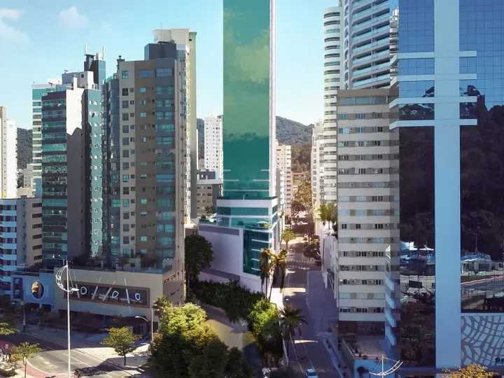 Apartamento quadra mar à venda com 04 suítes e 04 vagas de garagem no Bairro Pioneiros em Balneário Camboriú.
