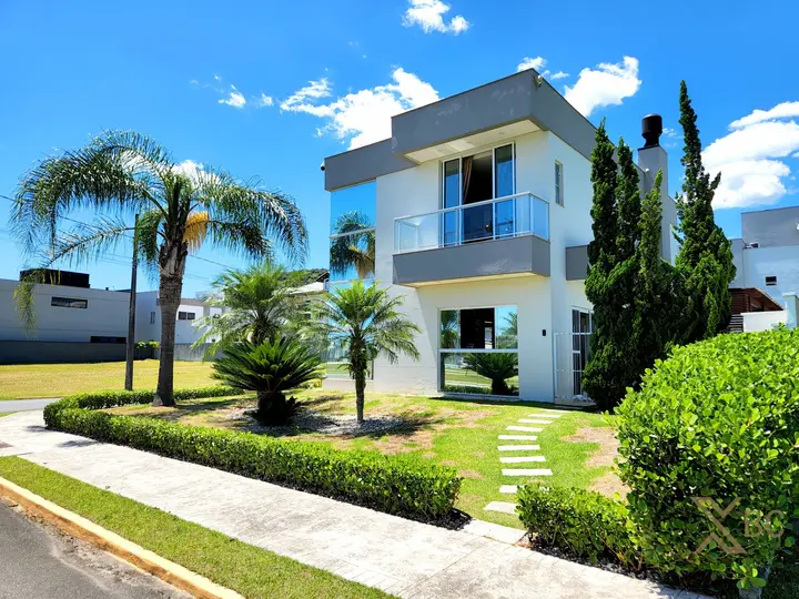 Casa à venda com piscina privativa, 04 dormitórios e 04 vagas de garagem em Camboriú.