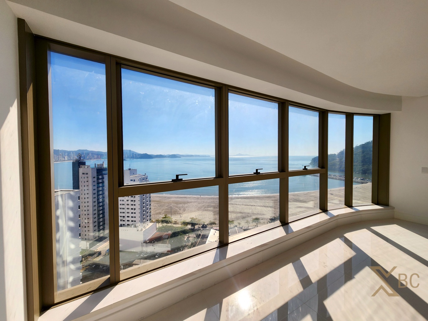Apartamento à venda com 04 suítes, sendo 01 máster e 03 vagas de garagem na Barra Sul em Balneário Camboriú.