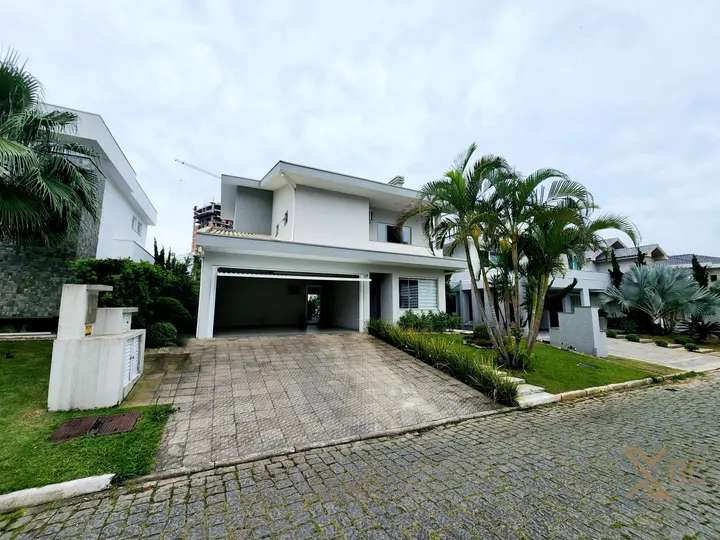 Casa à venda em Condomínio Fechado com 04 suítes e 03 vagas de garagem na Praia Brava/ Itajaí.