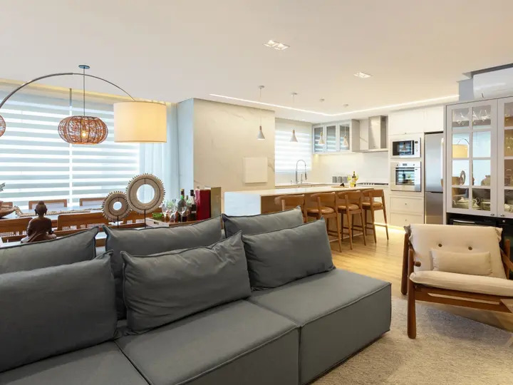 Apartamento à venda com vista para o mar, mobiliado e 03 suítes no Centro de Balneário camboriú.