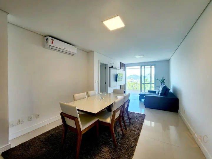 Apartamento Semi Mobiliado à venda com vista para o mar, 02 dormitórios + 01 suíte e 02 vagas de garagem na Praia Brava em Itajaí.