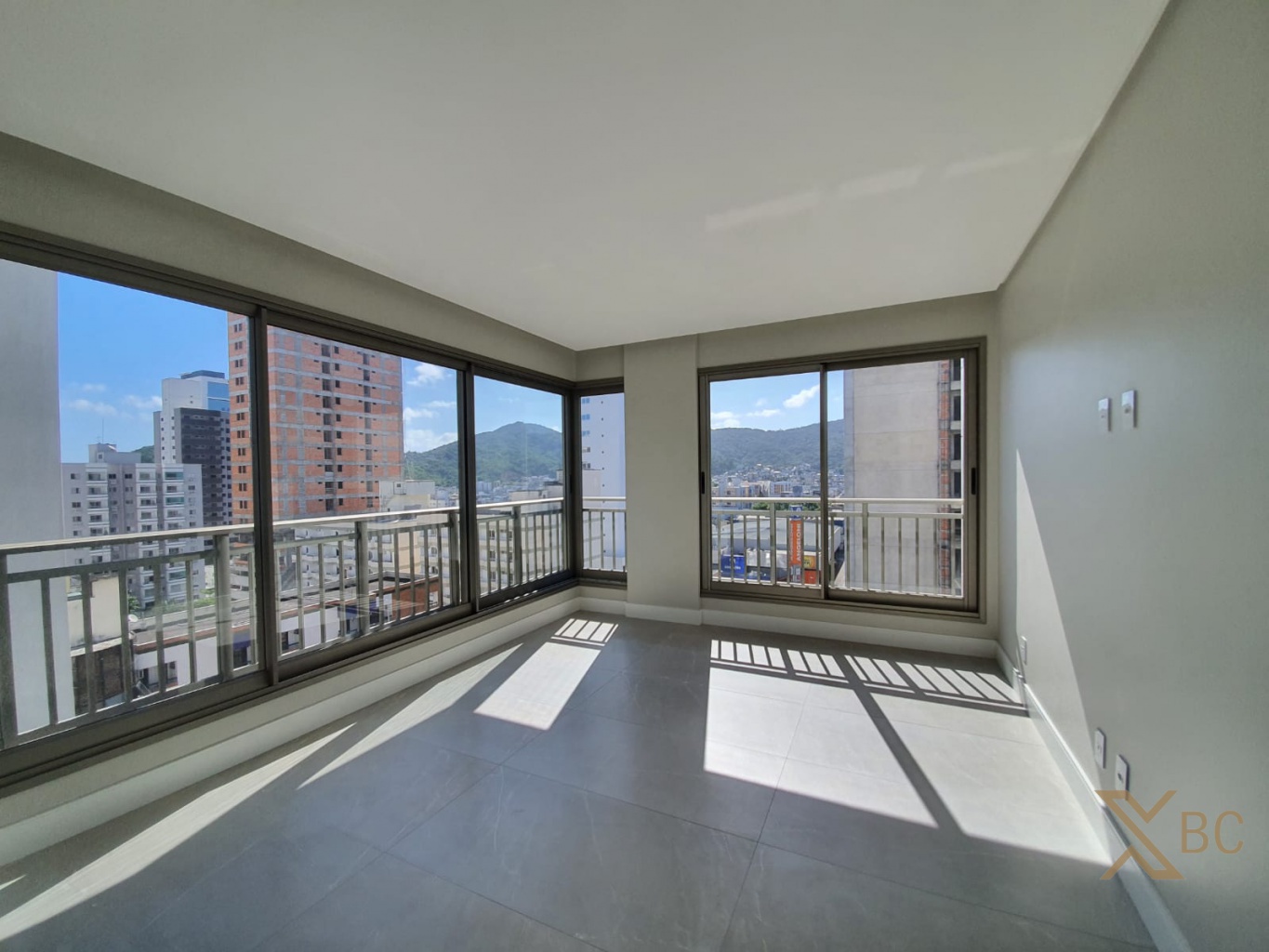 Apartamento à venda com 118m² privativos, churrasqueira a carvão, 03 suítes e 02 vagas