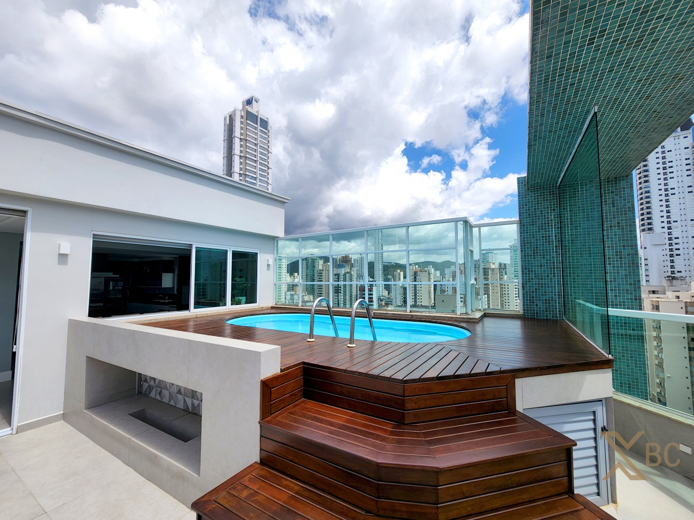 Cobertura duplex à venda com piscina privativa, 03 suítes e 04 vagas de garagem no Centro de Balneário Camboriú.