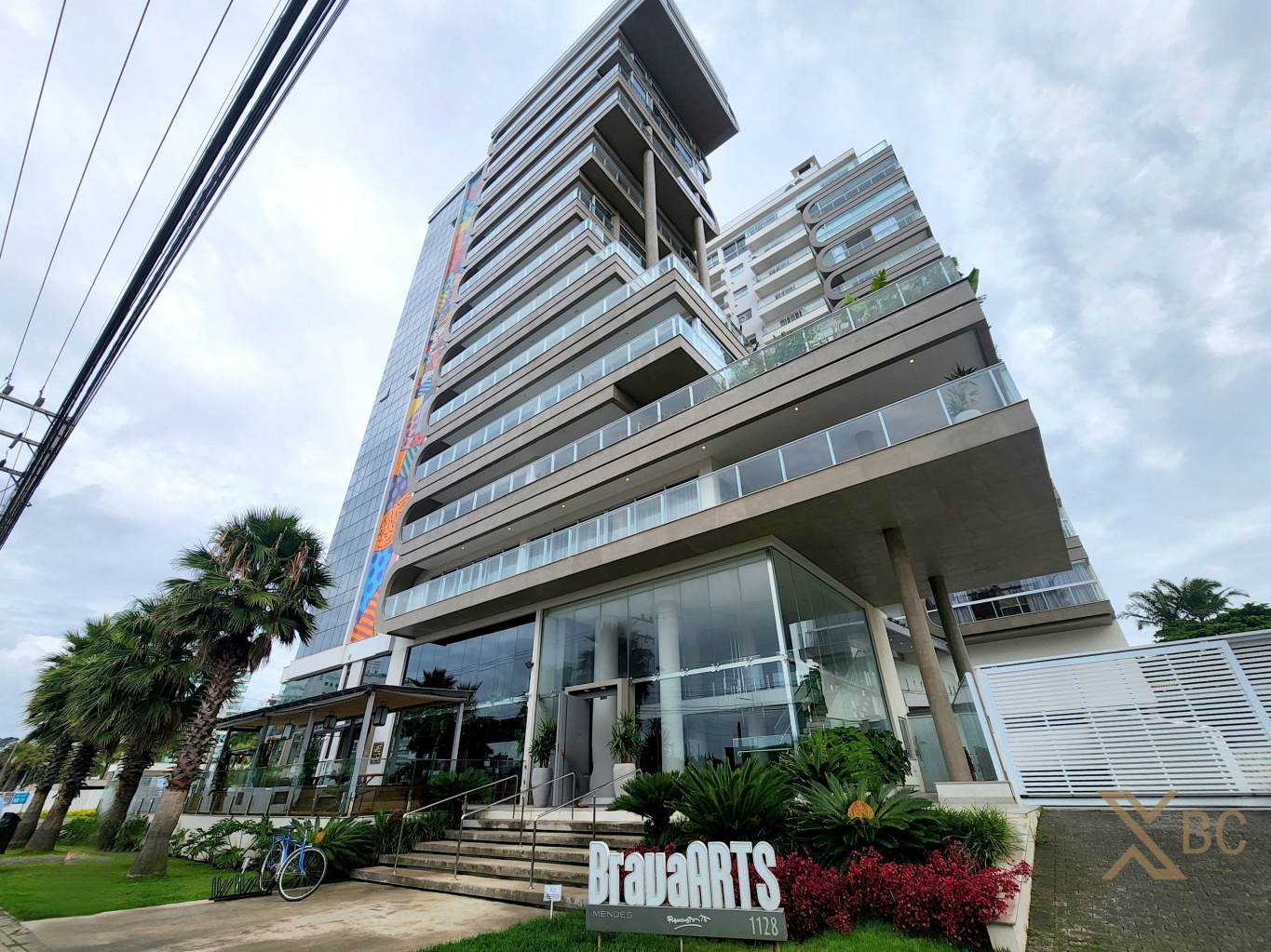 Apartamento à venda com vista para o mar, 02 suítes e 02 vagas de garagem na Praia Brava em Itajaí.