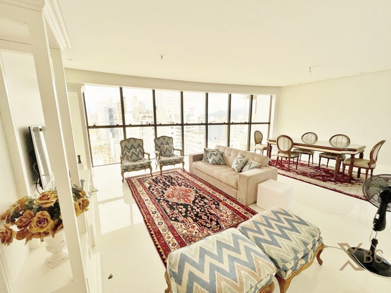 Apartamento Semi mobiliado à venda com 03 suítes e 02 vagas de garagem no Centro de Balneário Camboriú.