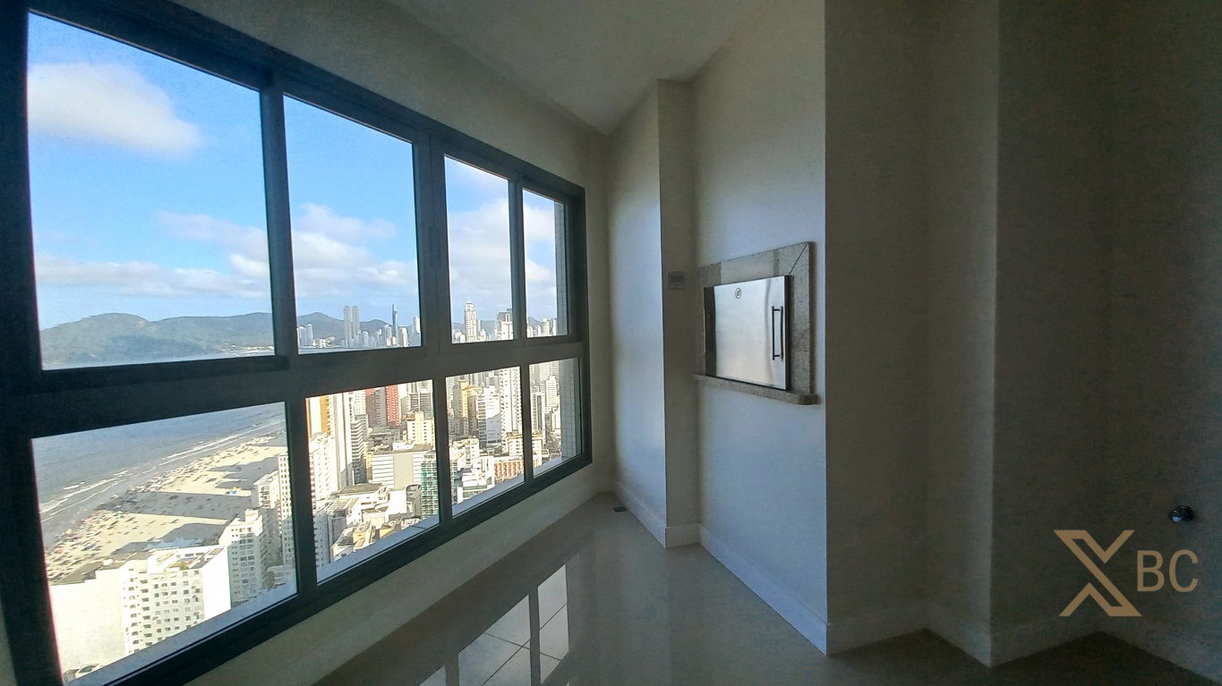Apartamento vista mar em andar alto à venda com 04 suítes e 03 vagas de garagem no Centro de Balneário Camboriú.