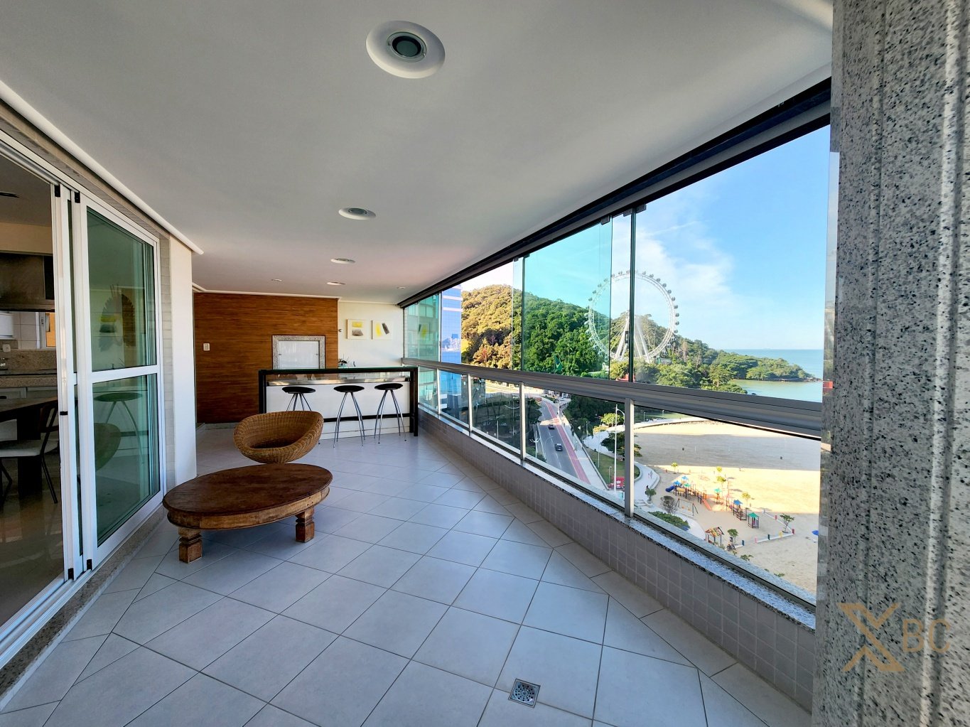 Locação Anual em Balneário Camboriú- Edifício Champs Elysses. Apartamento mobiliado e decorado, frente mar, Avenida Atlântica, 236, Barra Norte. Detalhes do imóvel: 193,00 m² privativos, 3 suítes e 2 vagas.