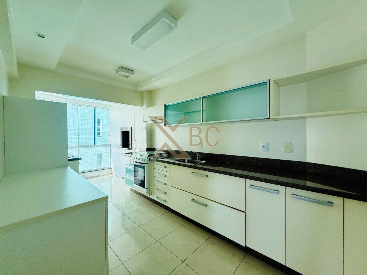 Edifício Number One - Apartamento frente mar com 3 dormitórios na Avenida Atlântica em Balneário Camboriú