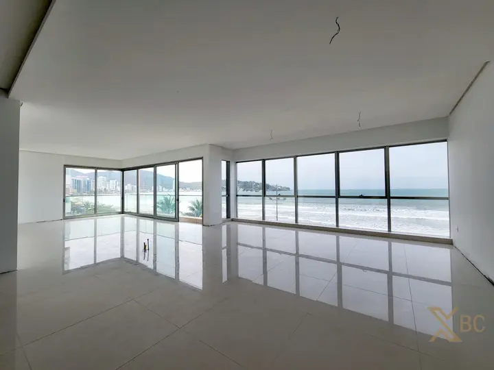 Apartamento frente mar à venda com 05 suítes, sendo uma máster e 04 vagas de garagem no Centro de Itapema.