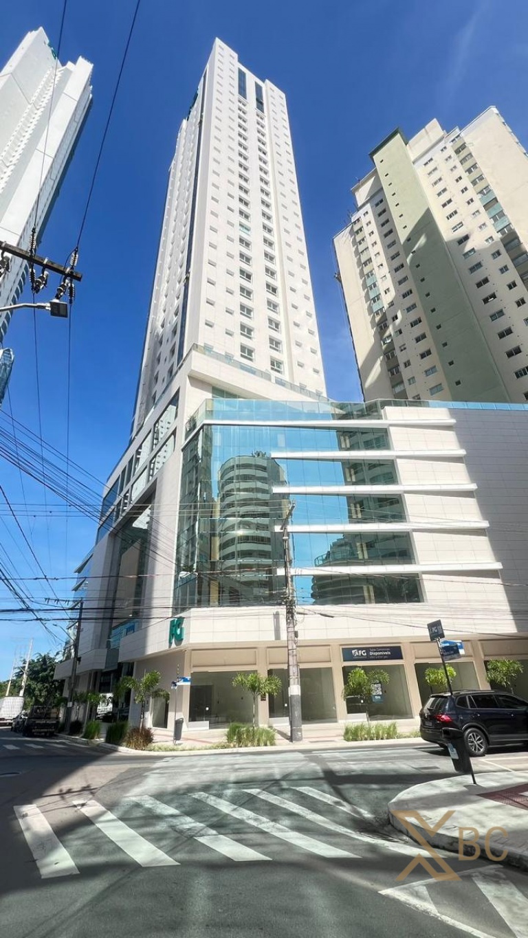 Apartamento com quatro suítes, sendo uma master e três vagas de garagem à venda na Barra Norte em Balneário Camboriú!