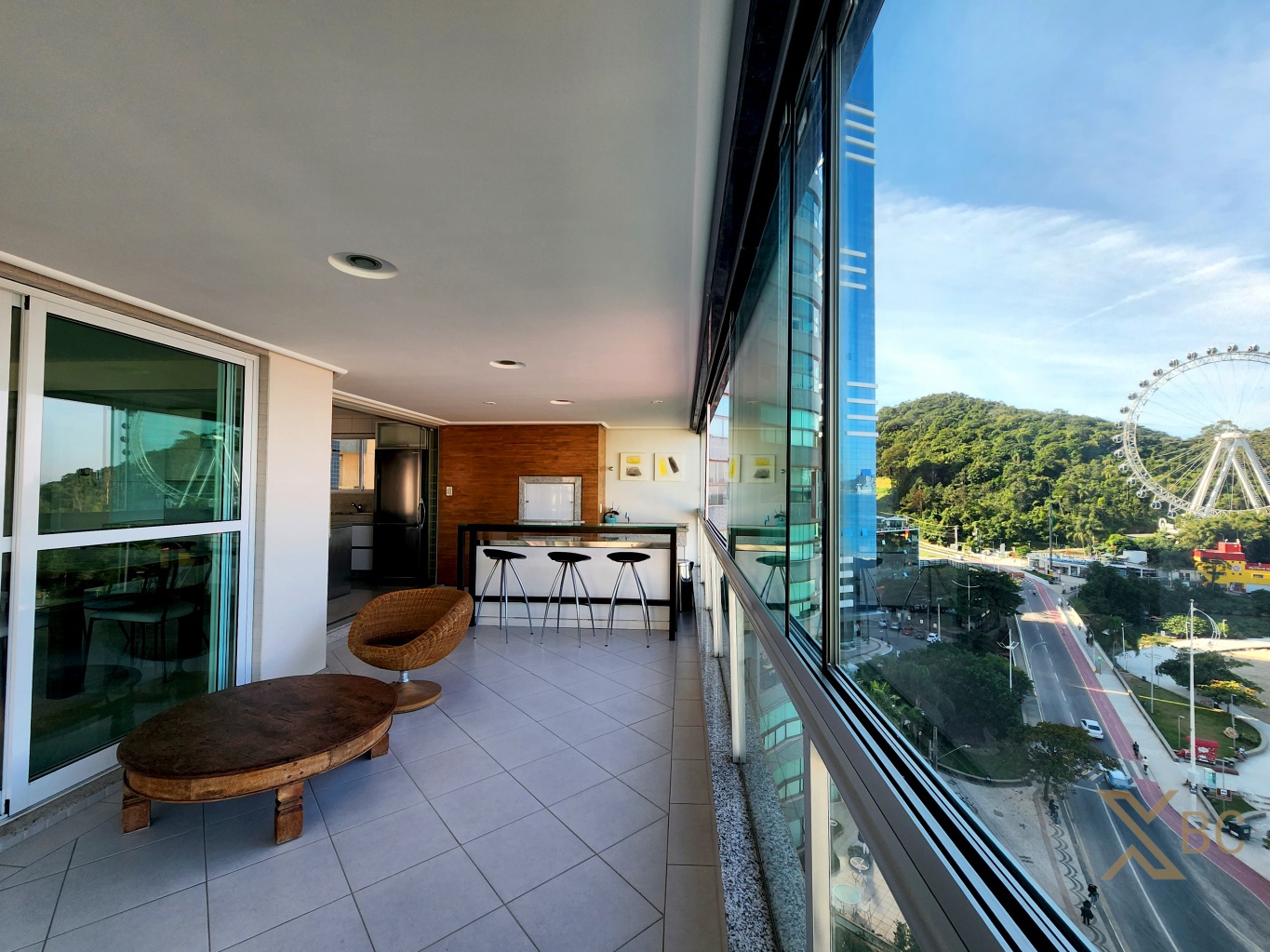 Locação Anual em Balneário Camboriú- Edifício Champs Elysses. Apartamento mobiliado e decorado, frente mar, Avenida Atlântica, 236, Barra Norte. Detalhes do imóvel: 193,00 m² privativos, 3 suítes e 2 vagas.