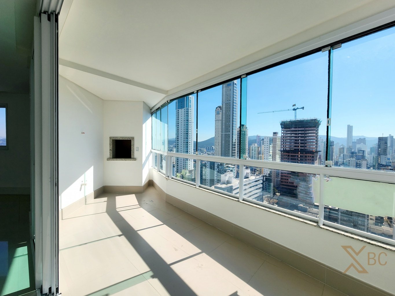 Apartamento à venda com 03 suítes e 03 vagas de garagem no Centro de Balneário Camboriú.