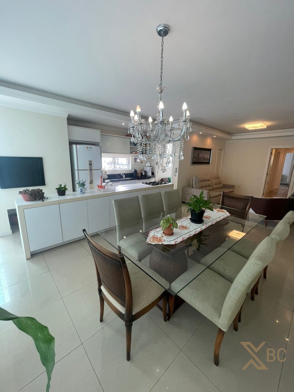 Apartamento mobiliado com churrasqueira a carvão, à venda no Centro de Balneário Camboriú!