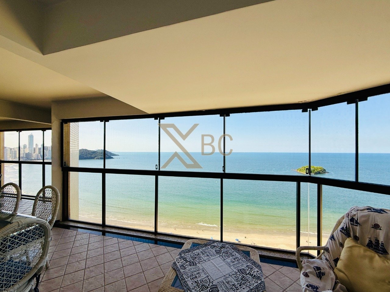 Apartamento com vista panorâmica do mar no Edifício Cosmos em Balneário Camboriú