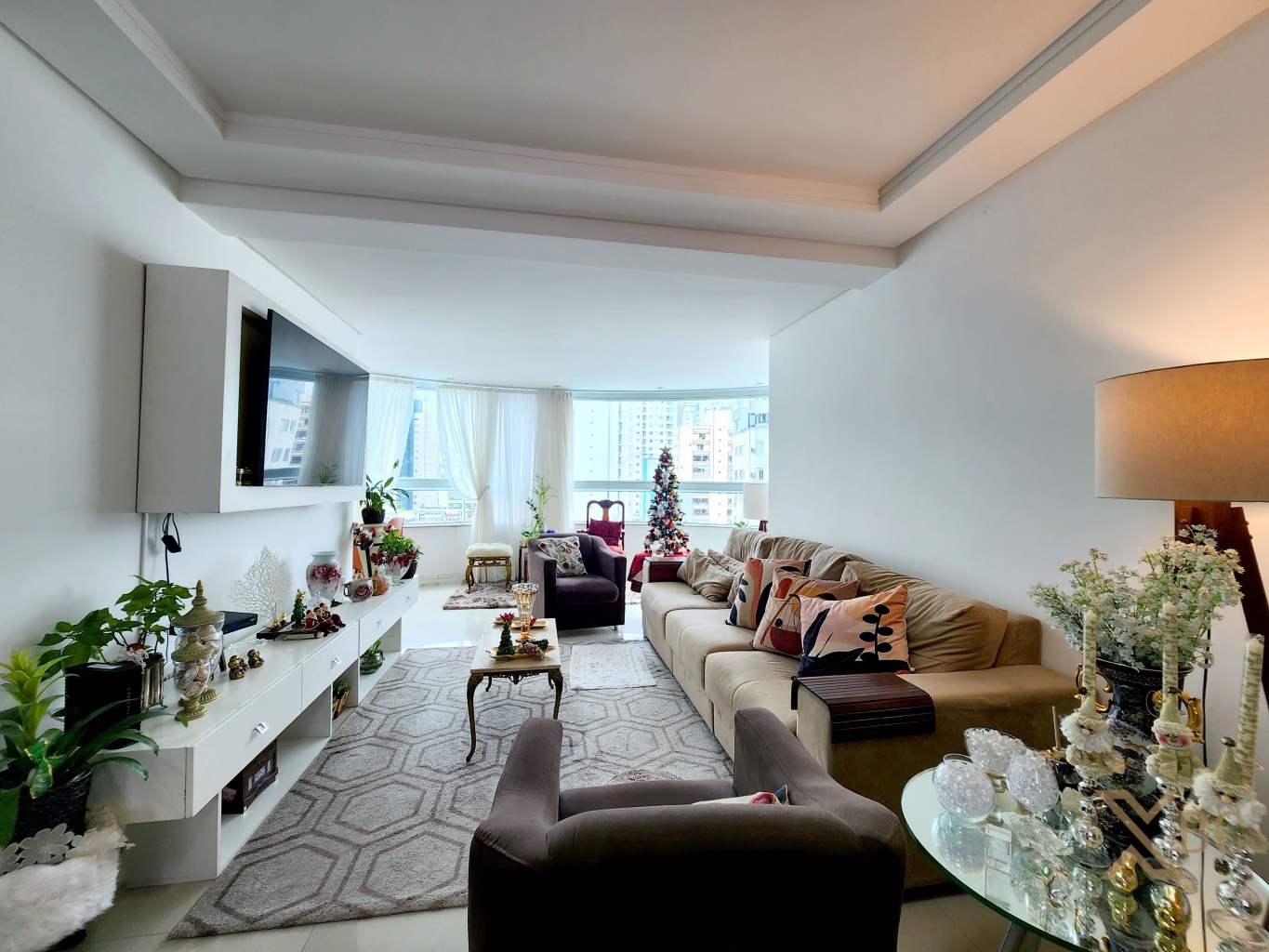 Apartamento à venda com 03 suítes e 02 vagas de garagem no Bairro Pioneiros de Balneário Camboriú.