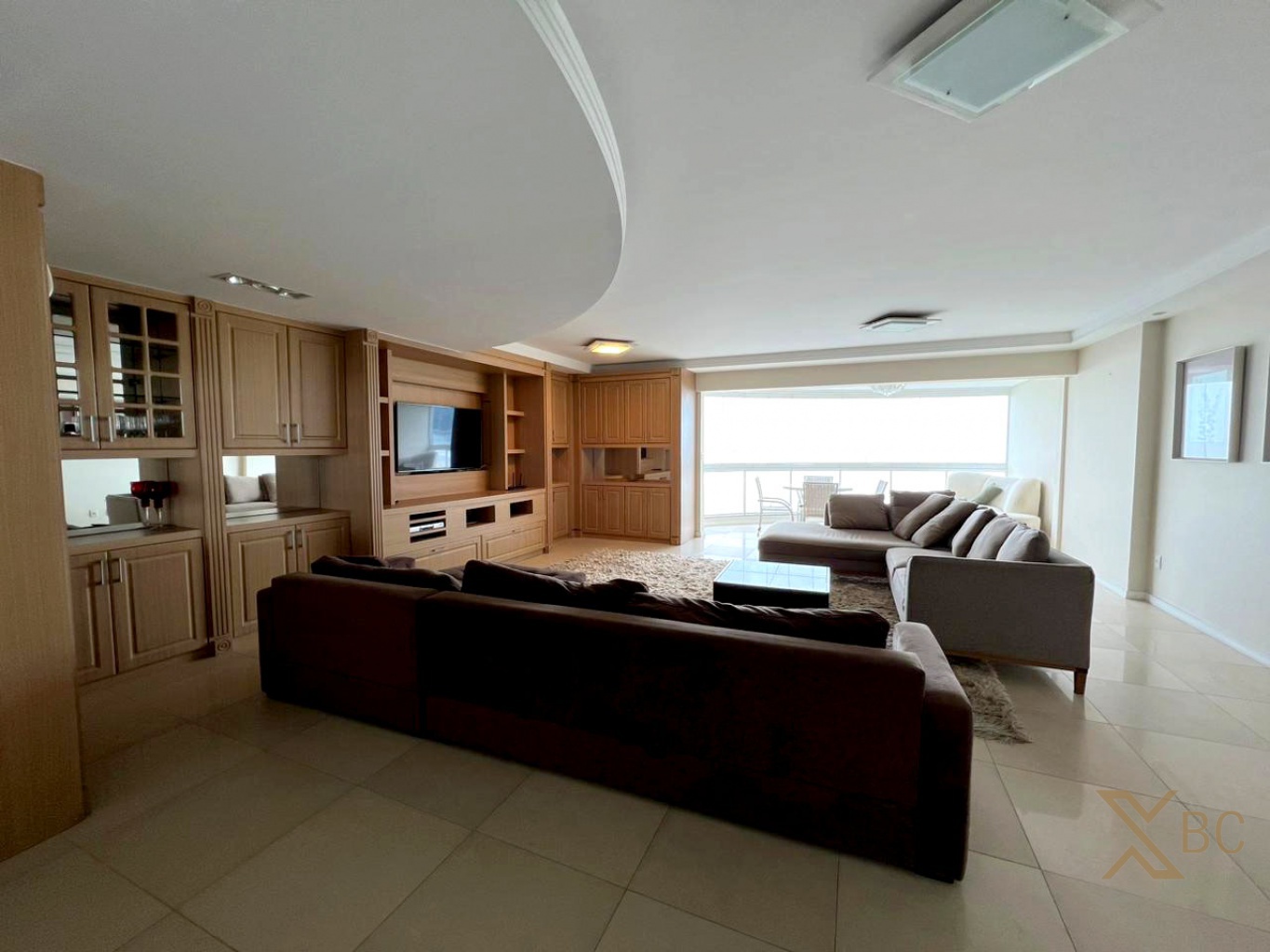 Apartamento diferenciado à venda frente mar com 03 suítes e 02 vagas de garagem no Centro Sul em Balneário Camboriú.
