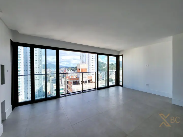 Apartamento à venda quadra mar com 04 suítes e 03, vagas de garagem no Centro de Balneário Camboriú.