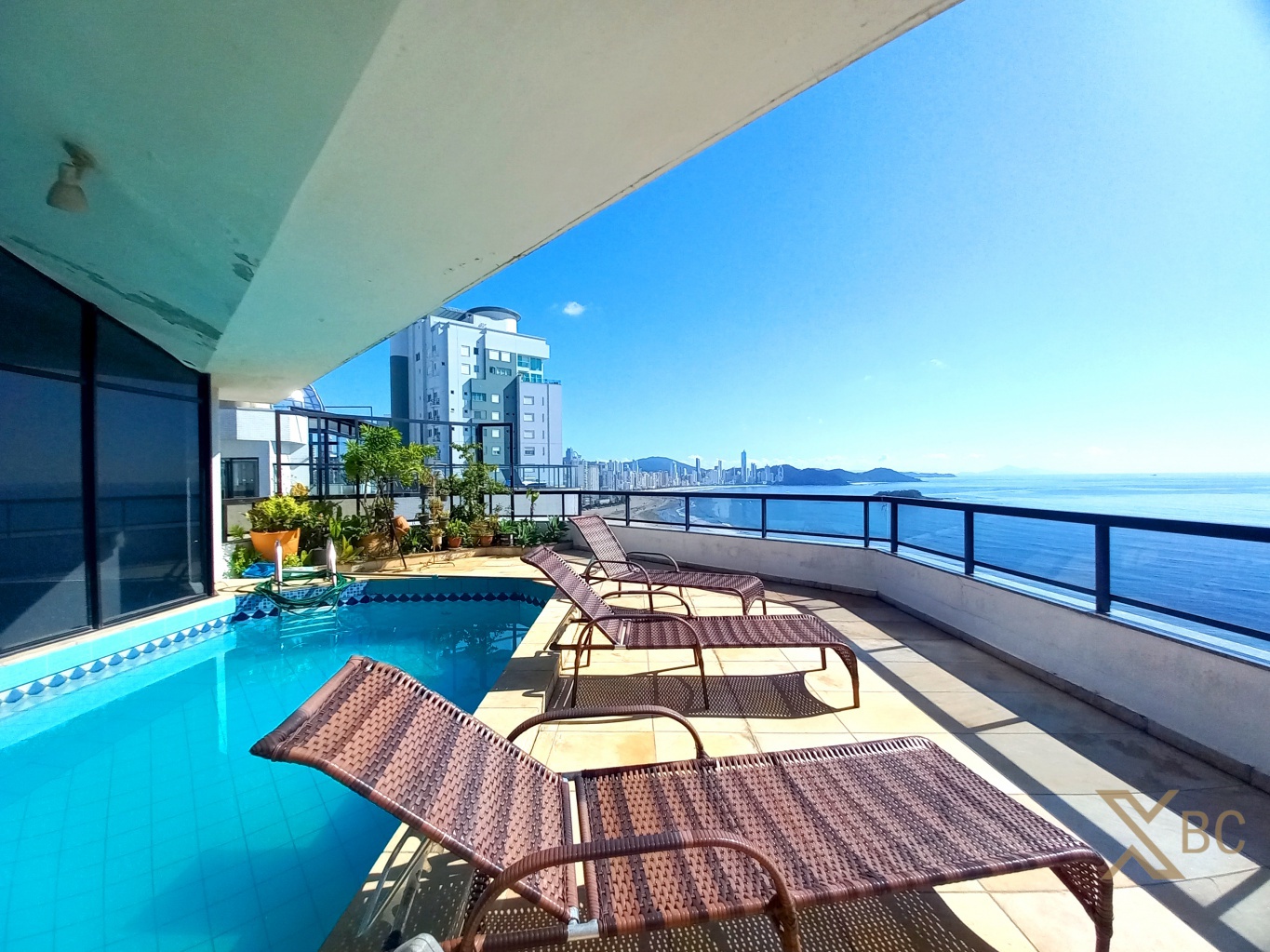 Cobertura duplex frente mar à venda com piscina privativa, 05 suítes e 04 vagas de garagem no Centro Sul em Balneário Camboriú.