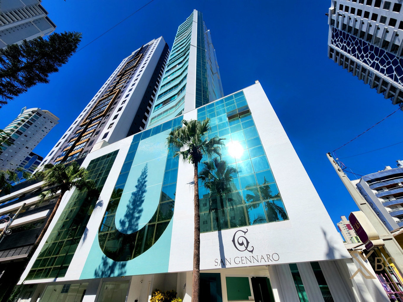 Apartamento à venda com 03 suítes e 03 vagas de garagem no Centro de Balneário Camboriú.