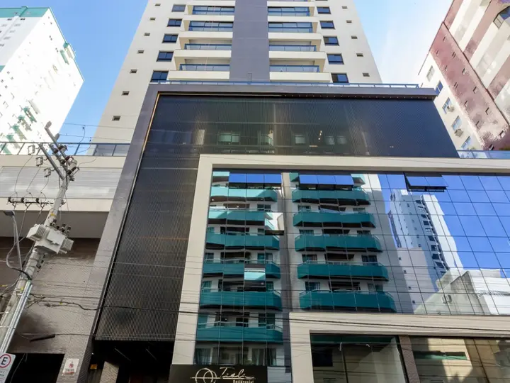 Apartamento mobiliado com duas suítes, duas demi-suítes e três vagas de garagem, no Centro de Balneário Camboriú!