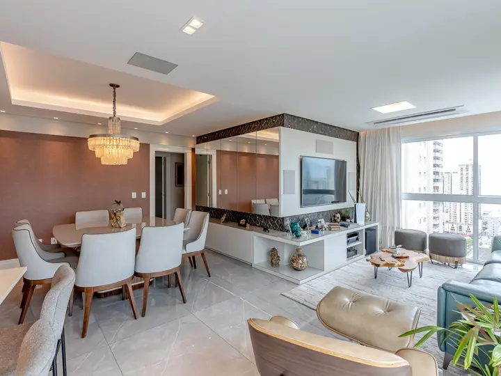 Apartamento finamente mobiliado à venda com 03 suítes e 04 vagas de garagem no Centro de Balneário Camboriú.