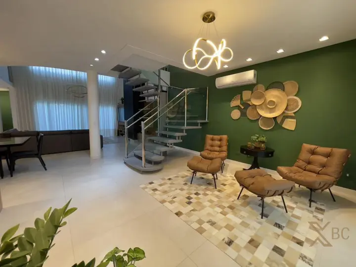 Casa à venda Alto padrão com 04 suítes, finamente mobiliada na Praia dos Amores.