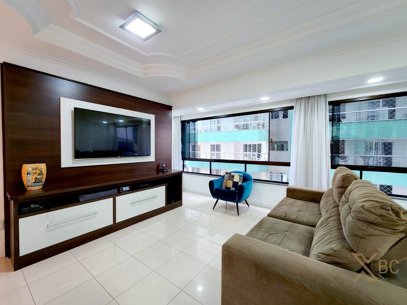 Apartamento mobiliado à venda na quadra do mar com living integrado, 03 dormitórios e 01 vaga