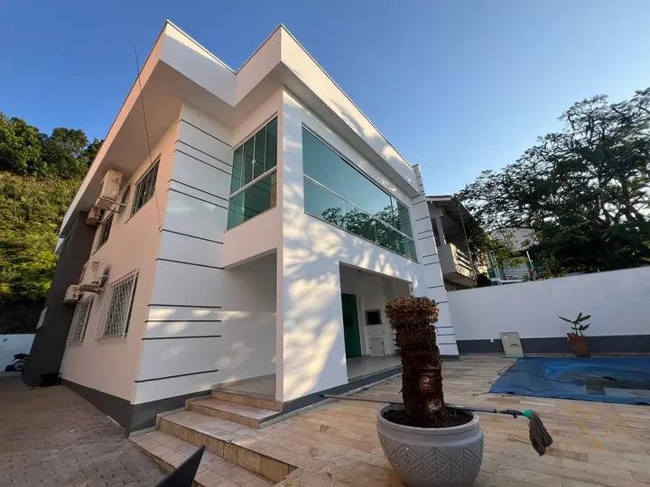 Casa de 560m² privativos à venda na Praia dos Amores em Itajaí!