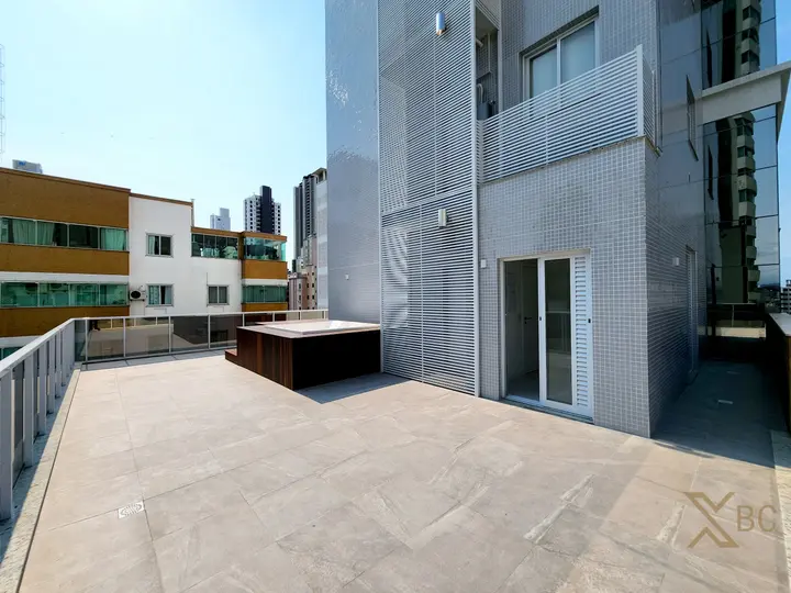 Apartamento diferenciado à venda com 03 suítes e 02 vagas de garagem no Centro de Balneário Camboriú.