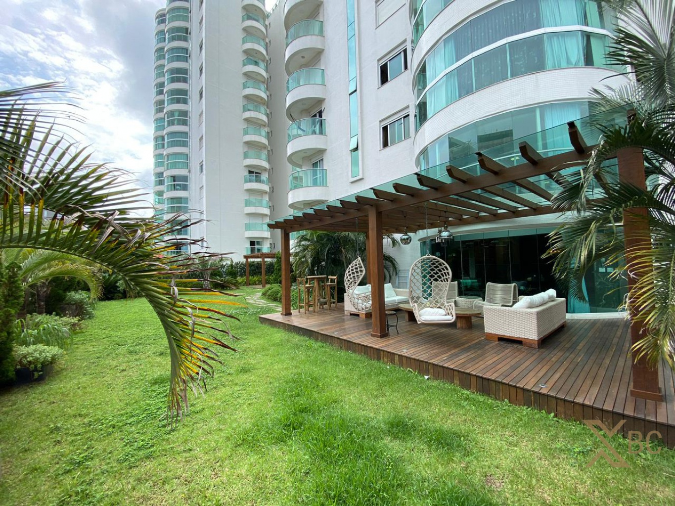 Apartamento finamente mobiliado à venda com 04 suítes e 04 vagas de garagem na Praia Brava/ Itajaí.