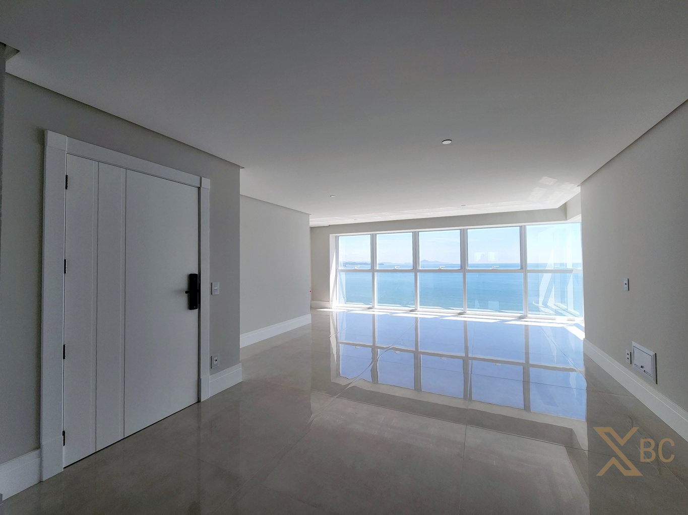 Apartamento frente mar à venda com 04 suítes e 03 vagas de garagem na Barra Sul em Balneário Camboriú.