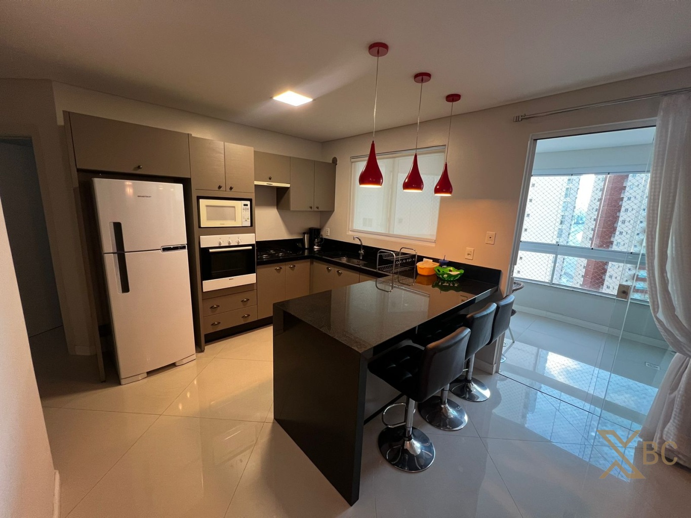Apartamento com três suítes e quatro vagas de garagem à venda na Barra Sul em Balneário Camboriú!