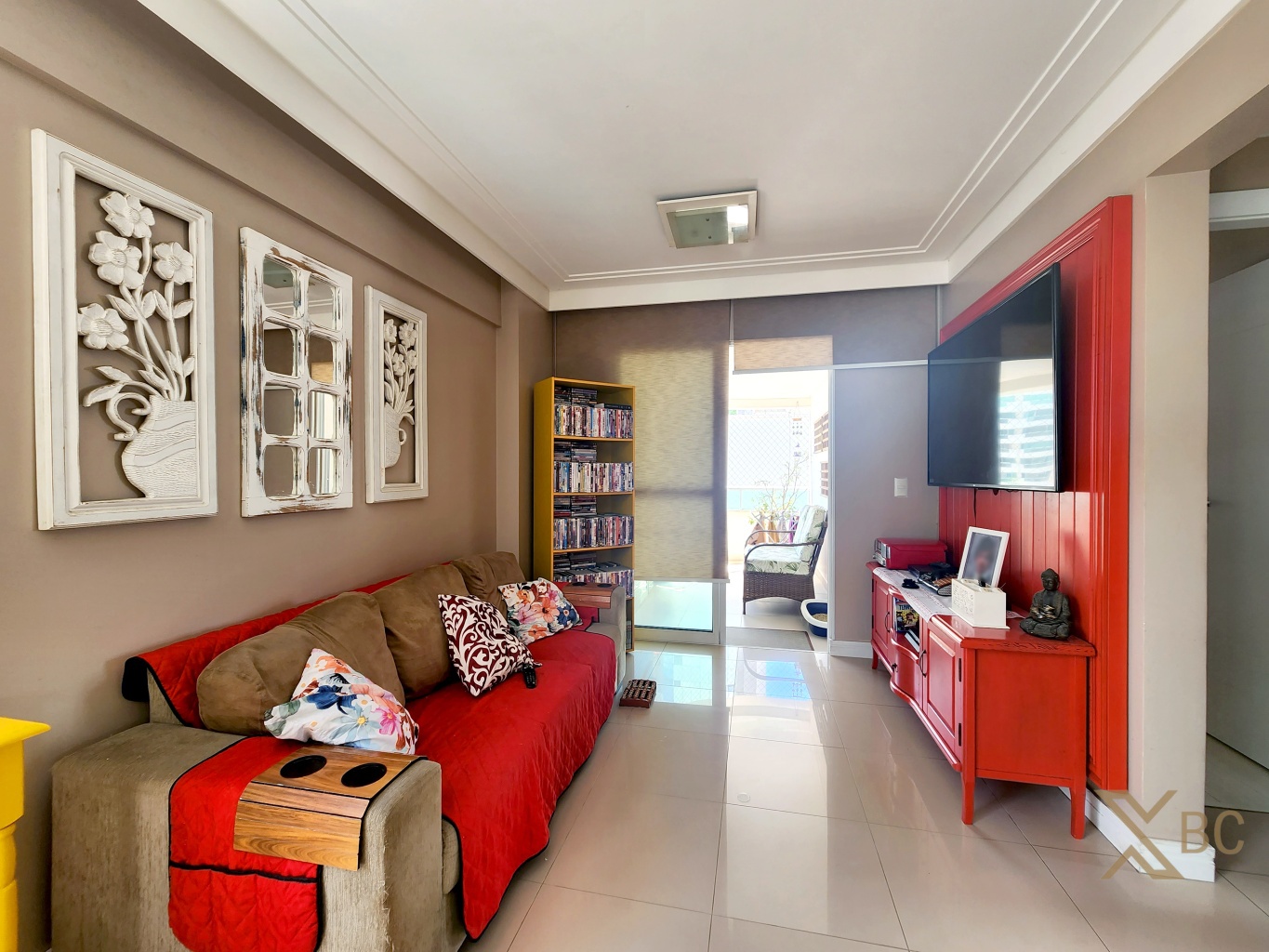 Apartamento Semi Mobiliado à venda com 03 dormitórios, sendo 01 suíte e 01 Demi suíte no Centro de Balneário Camboriú.