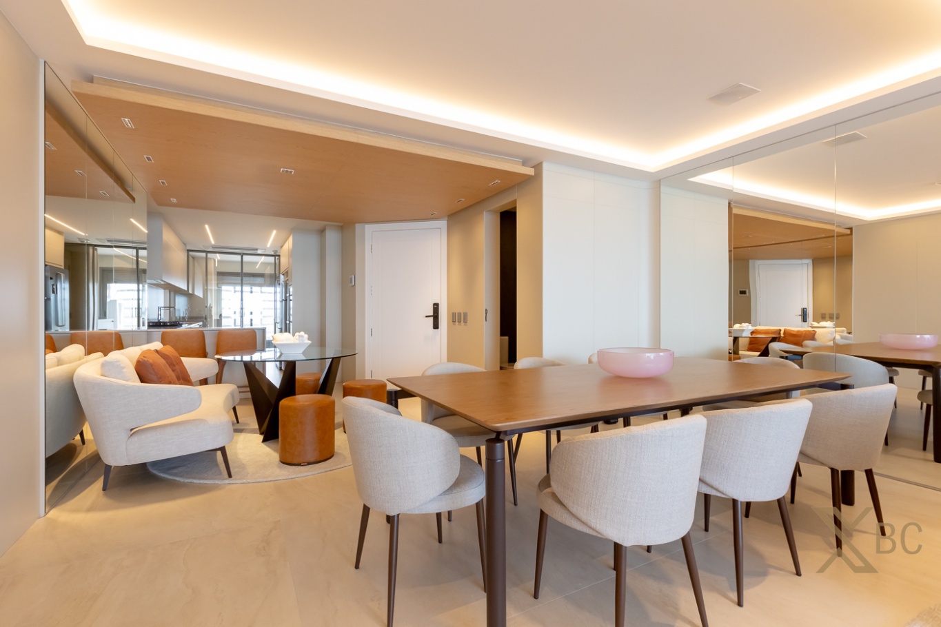 Apartamento frente mar com 04 suítes e 04 vagas de garagem à venda na Barra Sul em Balneário Camboriú!