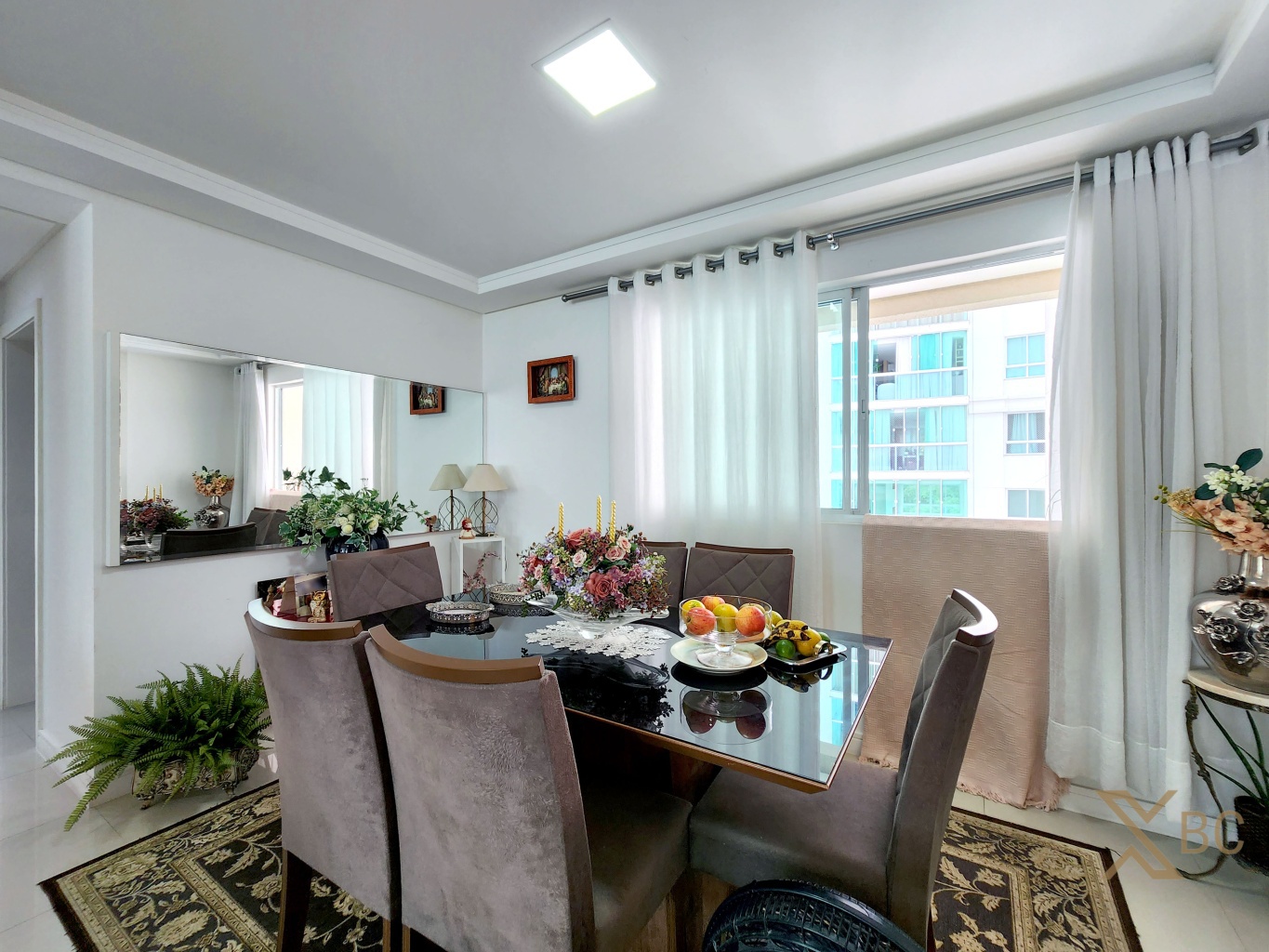 Apartamento à venda com 03 suítes e 02 vagas de garagem no Bairro Pioneiros de Balneário Camboriú.