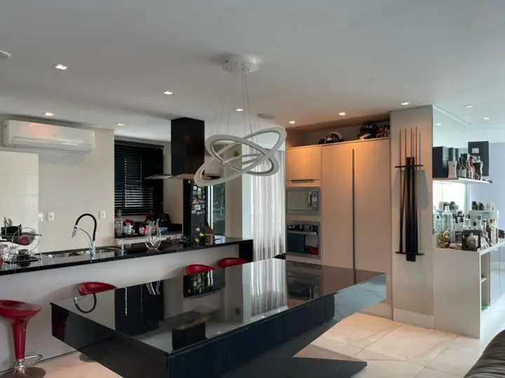 Apartamento frente mar à venda com 03 suítes e 03 vagas de garagem no Centro de Balneário Camboriú.